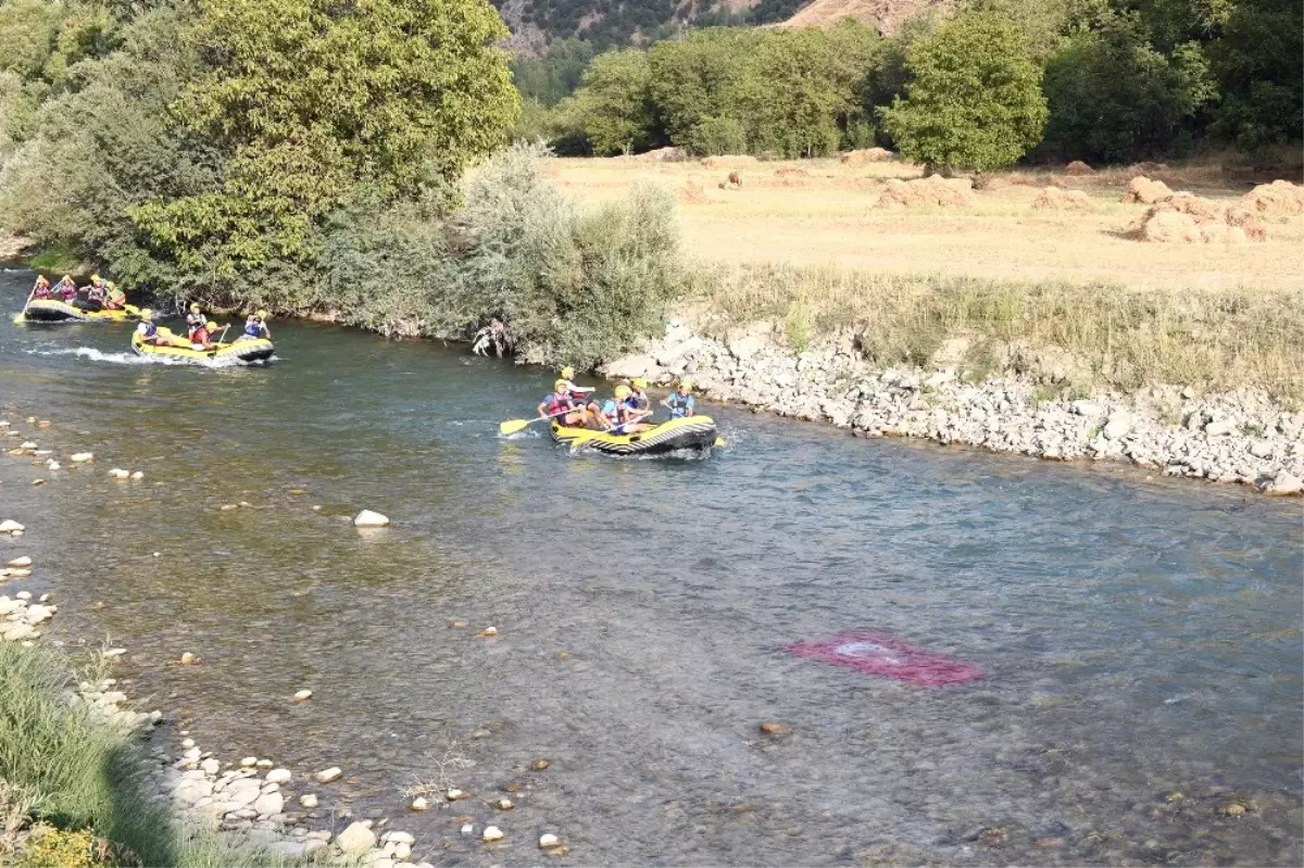 Bir Zamanlar Terörle Anılan Çatak\'ta Rafting Heyecanı