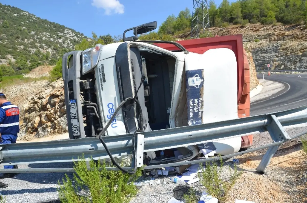 Direksiyon Hakimiyetini Kaybeden Sürücü Bariyerlere Çarptı : 1 Yaralı