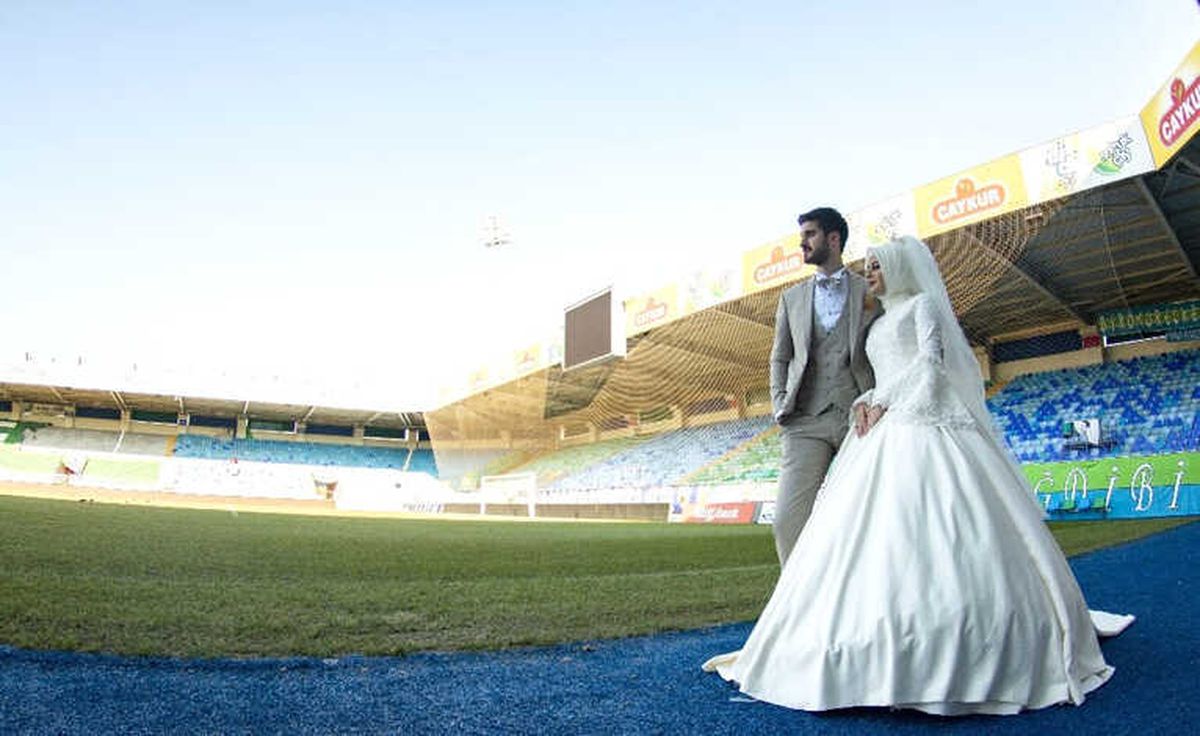 Düğün Fotoğraflarını Stadyumda Çektirdiler