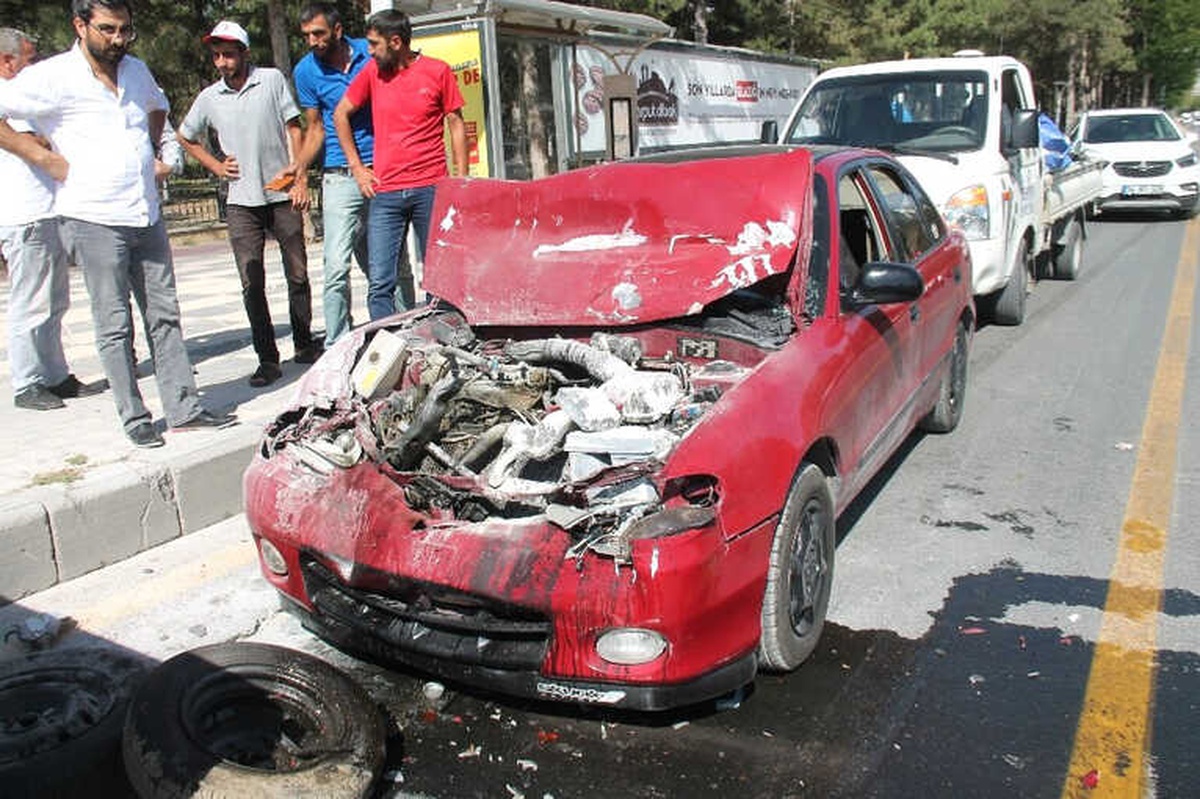 Elazığ\'da 2 Ayrı Trafik Kazası: 7 Yaralı