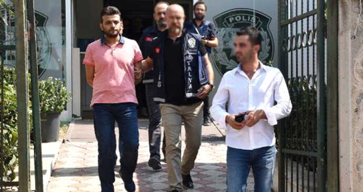 Emekli Astsubayı Vurup, Yanına \'Geçmiş Olsun\' Notuyla Çiçek Bıraktılar