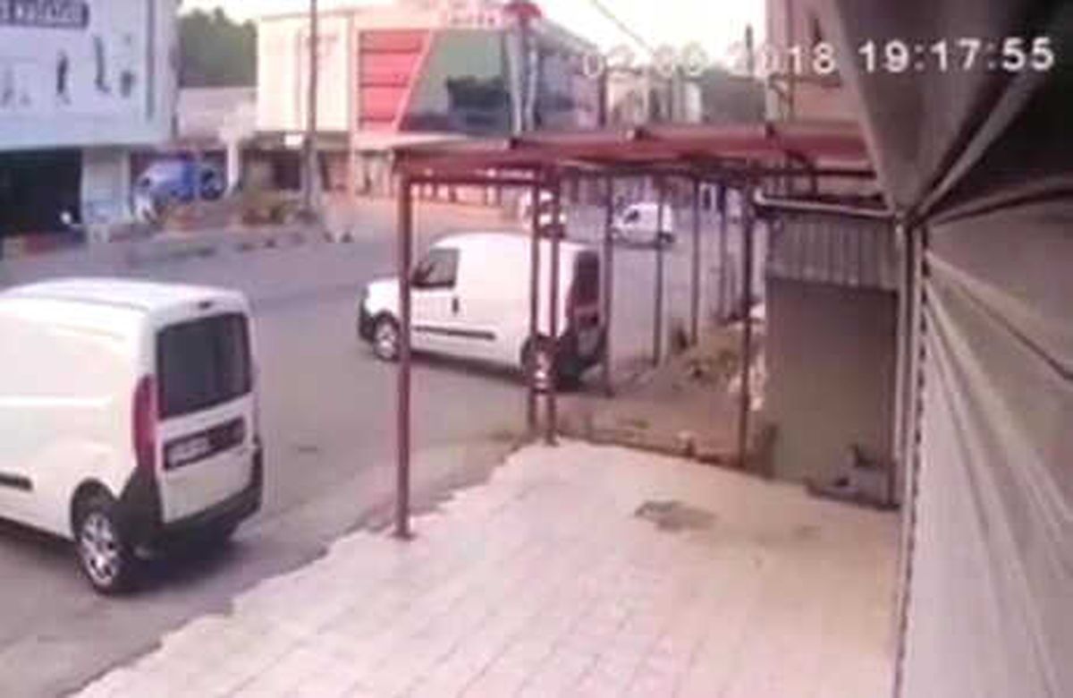 Hafif Ticari Araçların Çarpışması Güvenlik Kamerasında