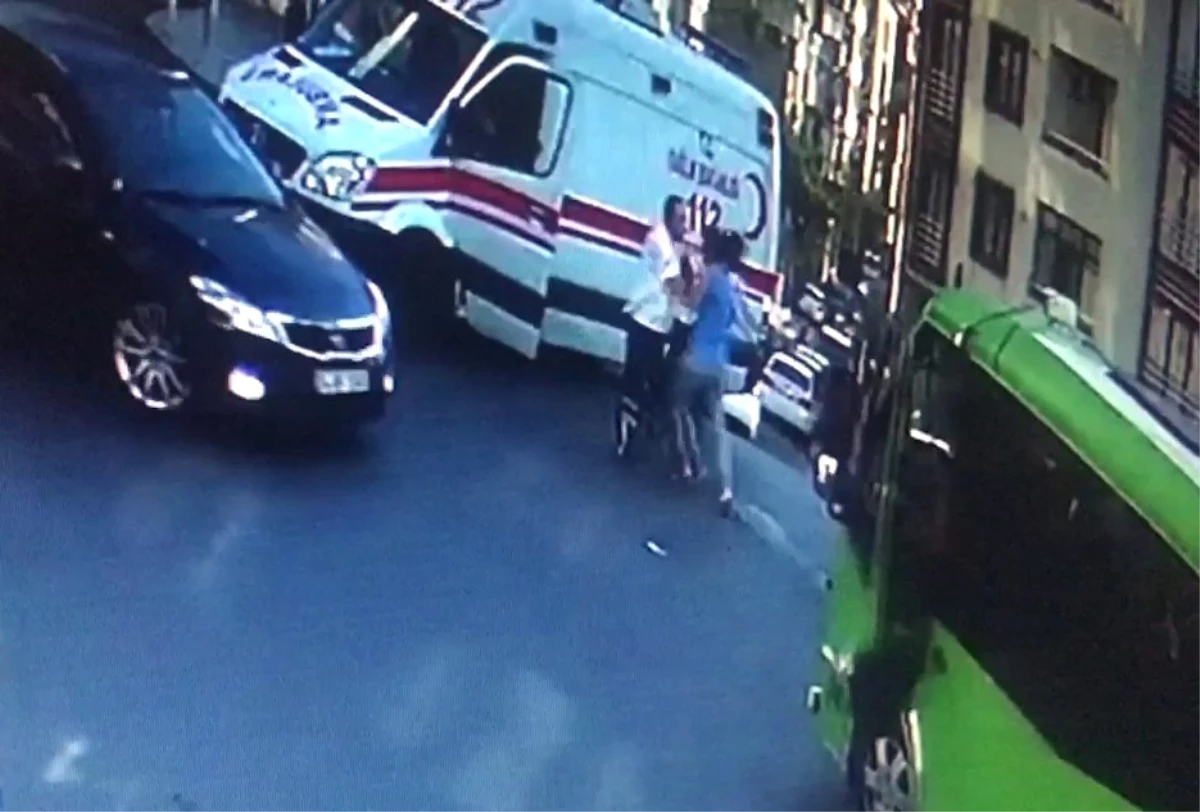 İstanbul\'da Sağlık Görevlilerine Tekme ve Tokatlı Saldırı Kamerada