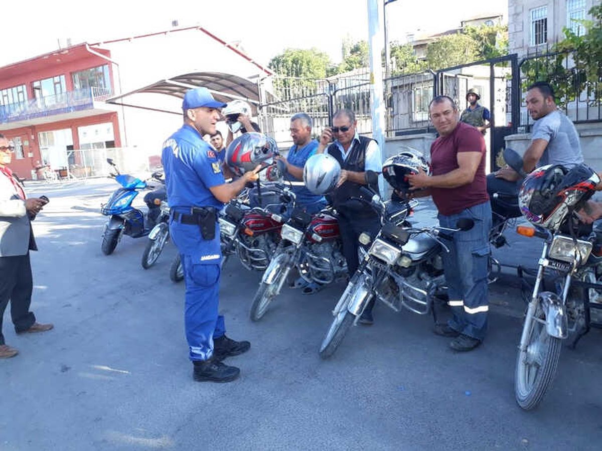 Jandarma İşçilere Kask Dağıttı