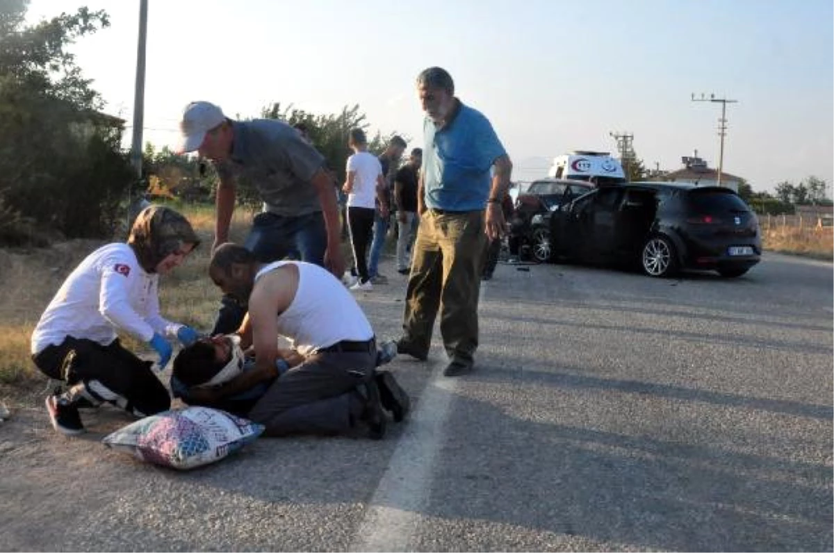 Karaman\'da Kamyonet ile Otomobil Çarpıştı: 9 Yaralı