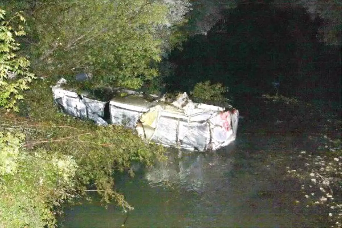 Mazot Yüklü Tanker Çaya Uçtu, Sürücü Öldü