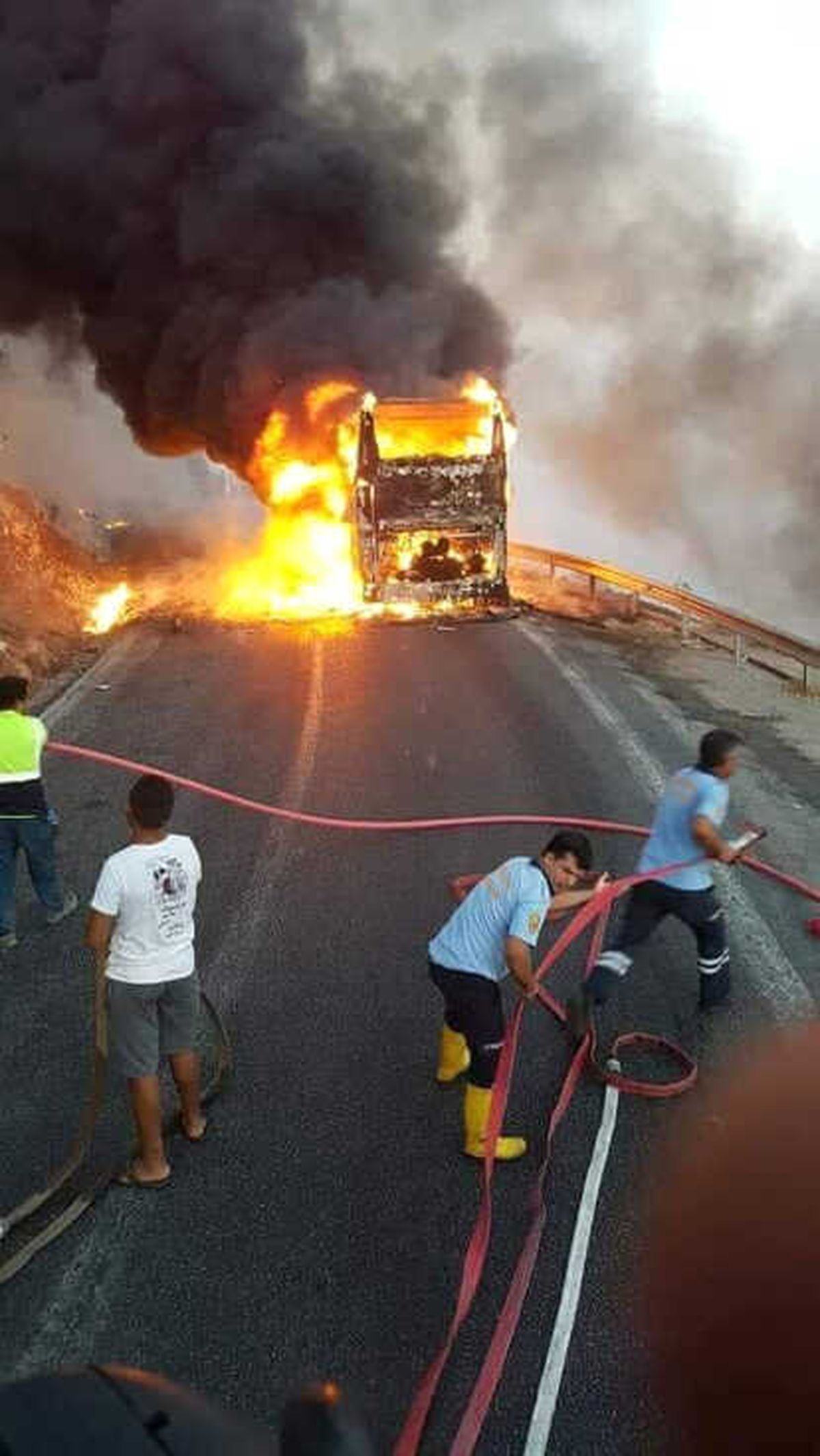 Mersin\'de Yolcu Otobüsü Alev Alev Yandı