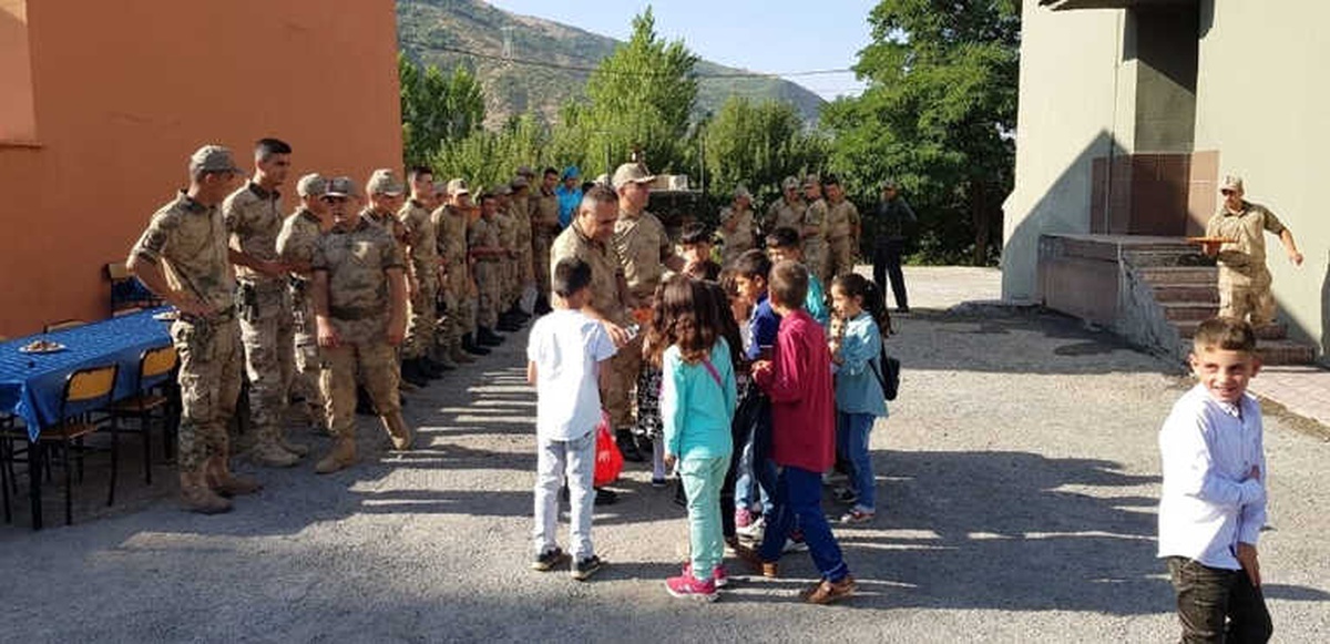 Miniklerden Mehmetçiğe Anlamlı Ziyaret