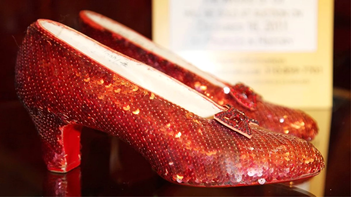 Oz Büyücüsü\'ndeki Dorothy\'nin Kırmızı Ayakkabıları Çalındıktan 13 Yıl Sonra Bulundu