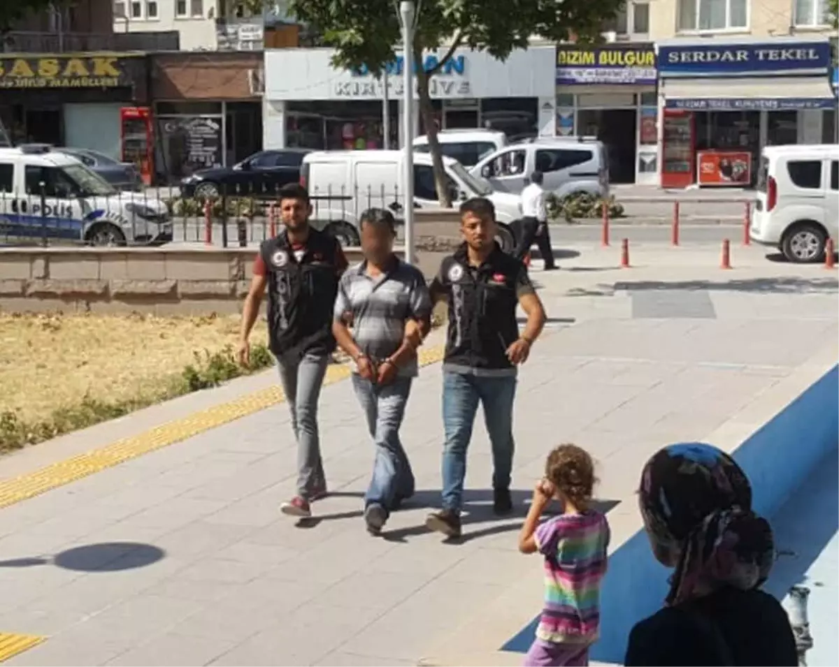 Polis, Bir Evin Odasına Gizlenmiş Silah ve Uyuşturucu Madde Buldu