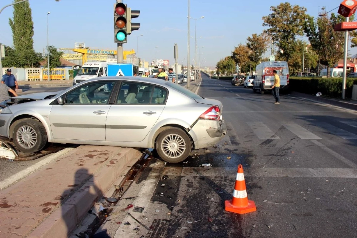 4 Otomobilin Karıştığı Zincirleme Kazada 2 Kişi Yaralandı