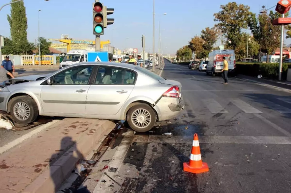 4 Otomobilin Karıştığı Zincirleme Kazada 2 Kişi Yaralandı