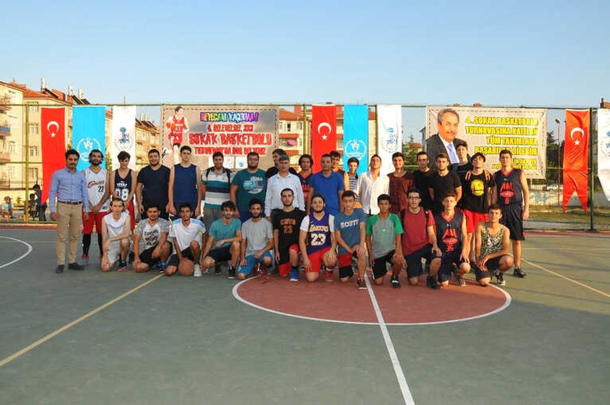 Akşehir\'de Geleneksel Sokak Basketbolu Heyecanı Başladı