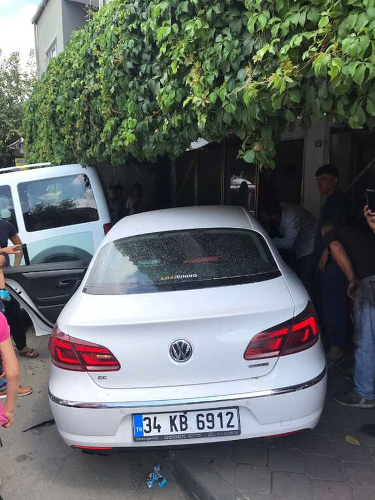 Ataşehir\'de Hamile Sürücü Kahvehaneye Daldı: 2 Yaralı