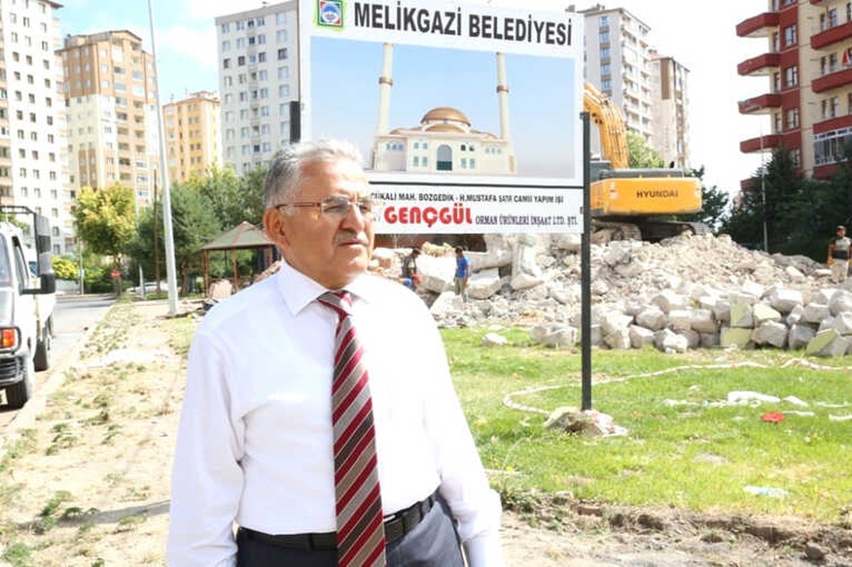 Başkan Memduh Büyükkılıç, Bozgedik Cami İnşaatında İncelemelerde Bulundu
