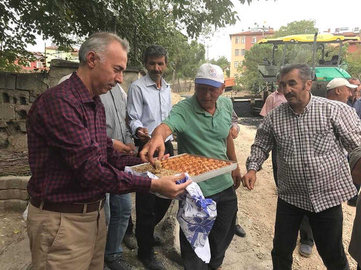 Başkan Öztürk\'ten Asfalt Ekiplerine Tatlı