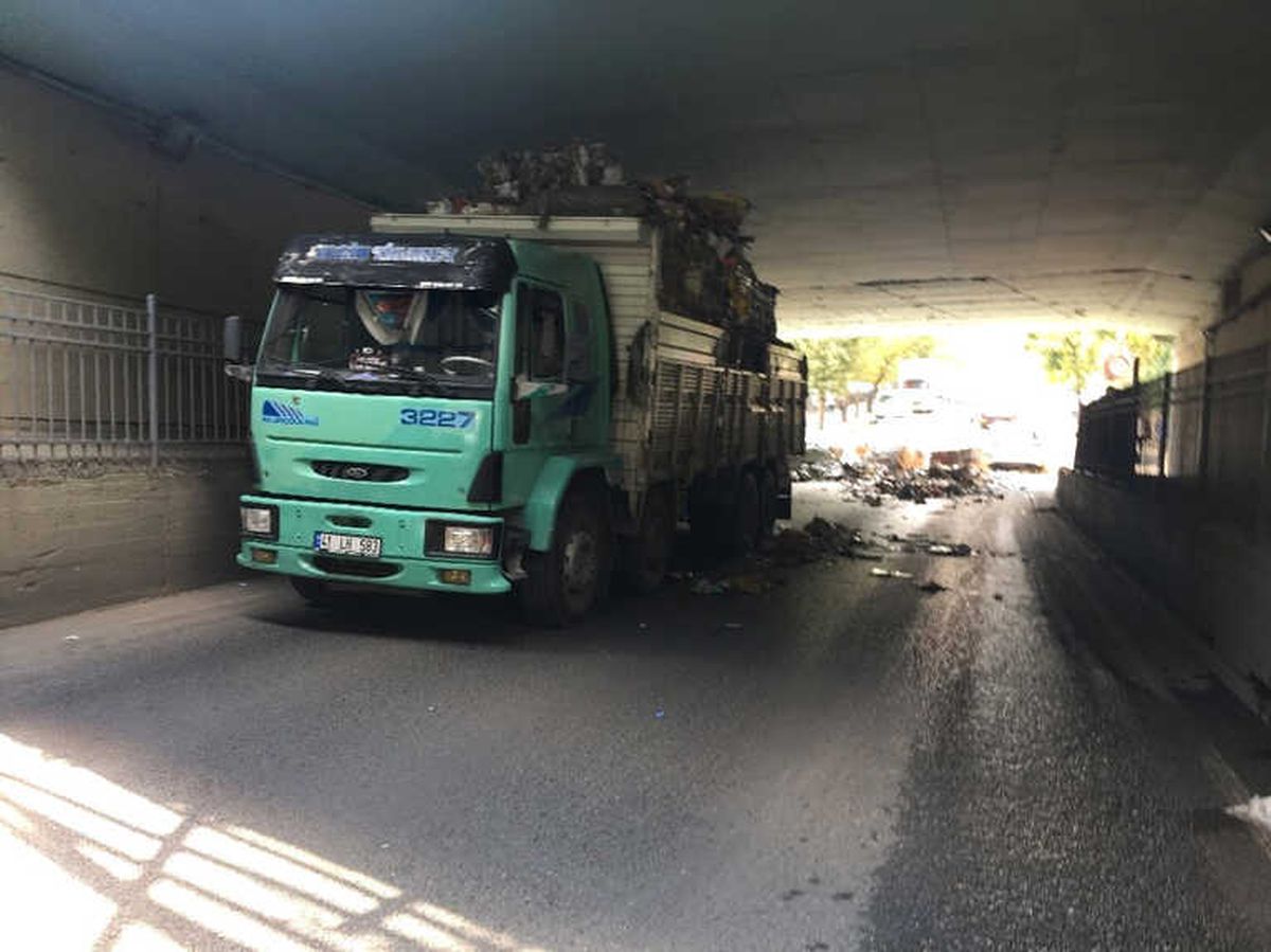 Bayrampaşa\'da Aşırı Yüklü Kamyon Alt Geçide Takıldı