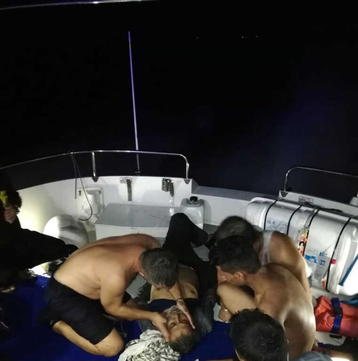 Bodrum Açıklarında Batmak Üzere Olan Teknedeki 13 Göçmen Kurtarıldı