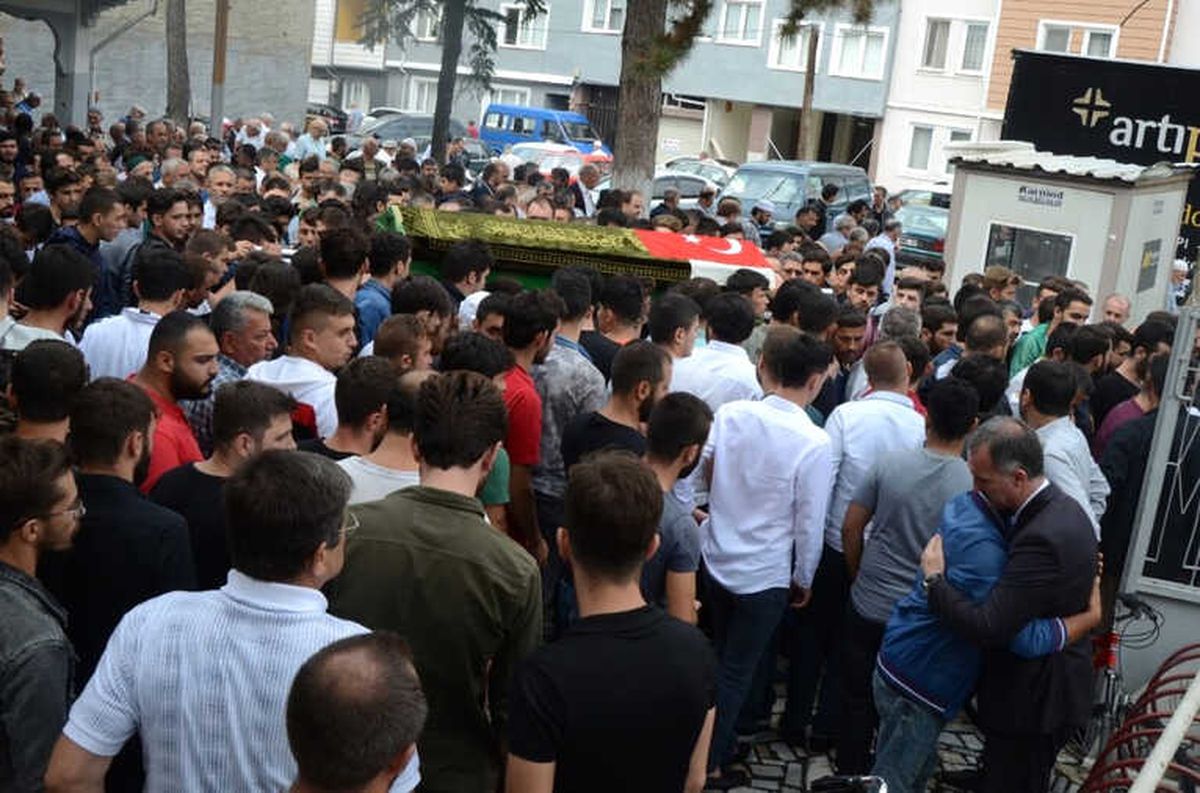 Denize Atlarken Başını Taşa Vurup Ölen Gence Acı Veda