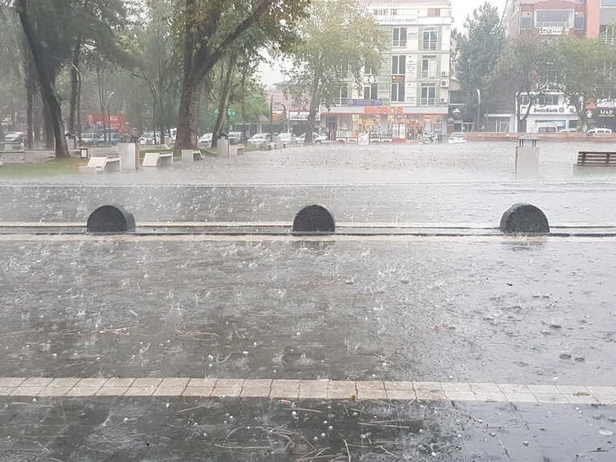 Dolu ve Sağanak Yağış Maddi Hasara Yol Açtı