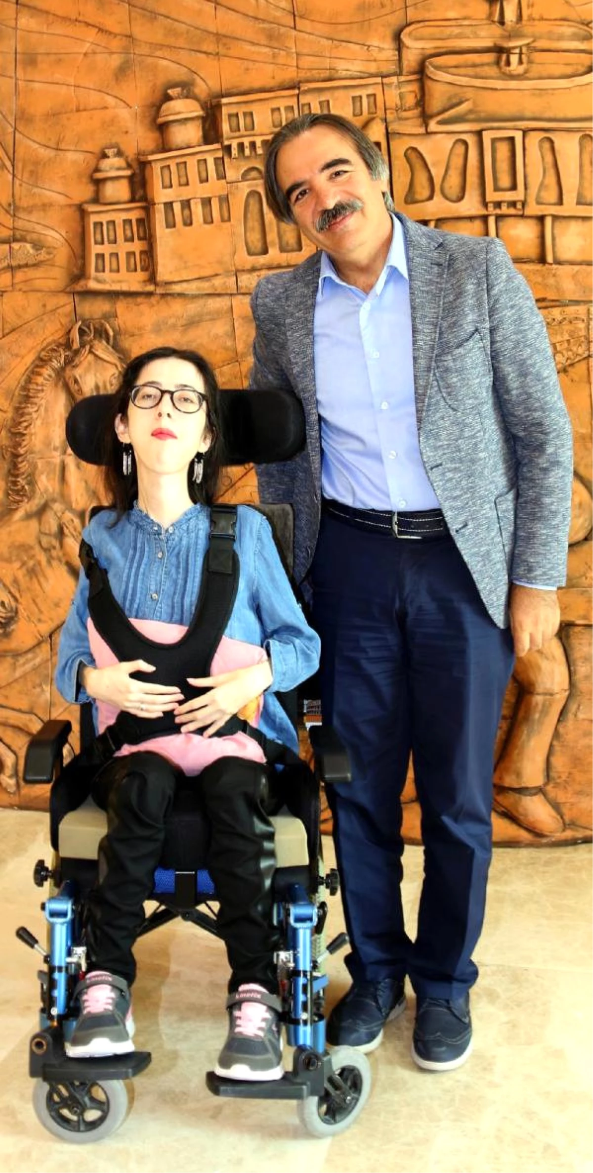 Engelli Büşra, Kız Kulesi\'ni Görme Hayalini Gerçekleştiren Nevü\'yü Kazandı