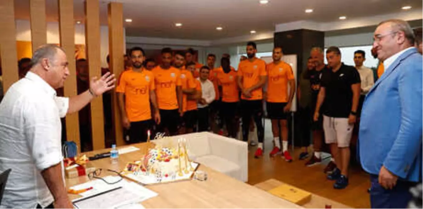 Florya\'da Fatih Terim\'e Sürpriz!