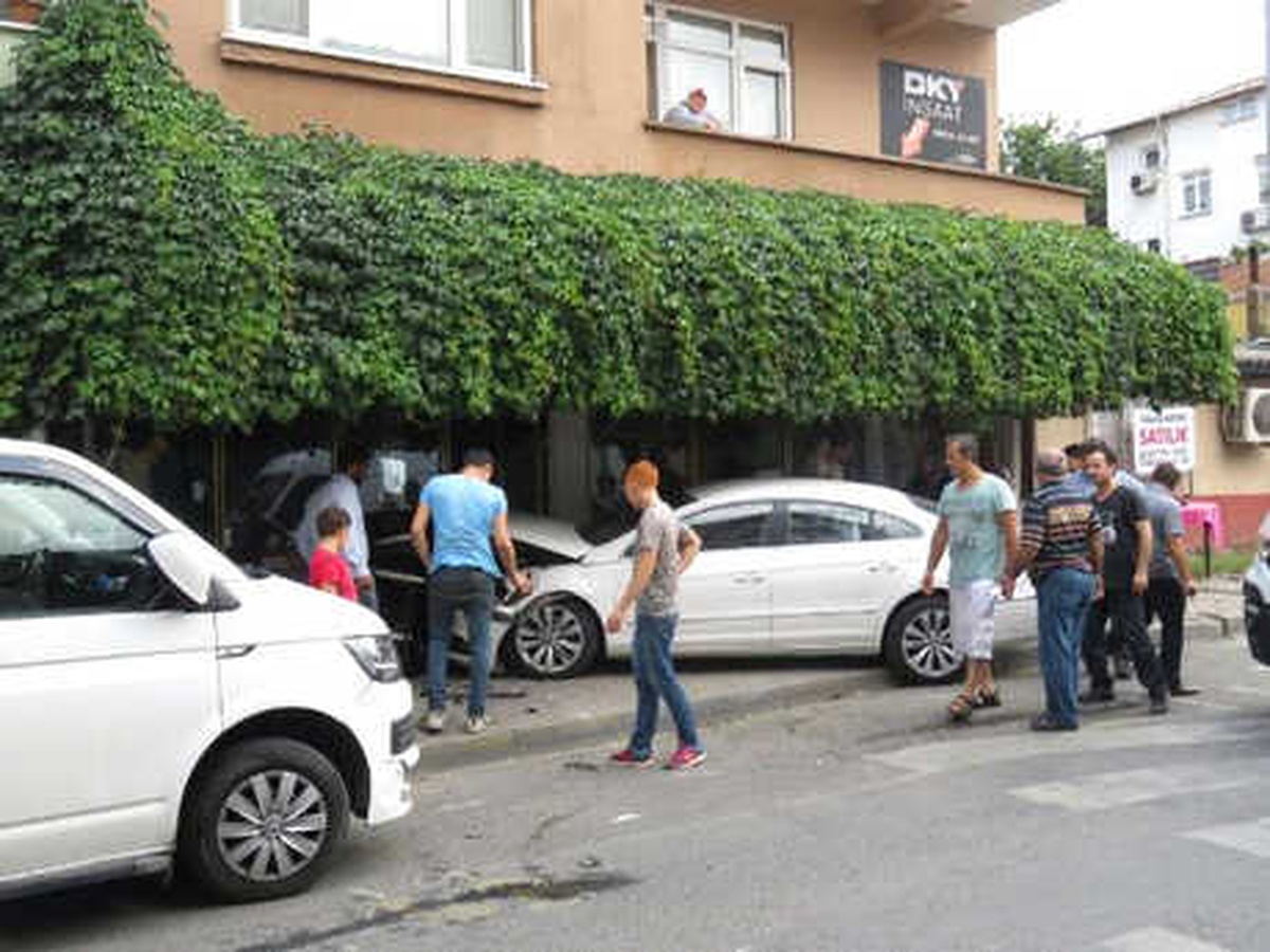 Fren Yerine Gaza Basınca Kıraathaneye Girdi: 2 Yaralı
