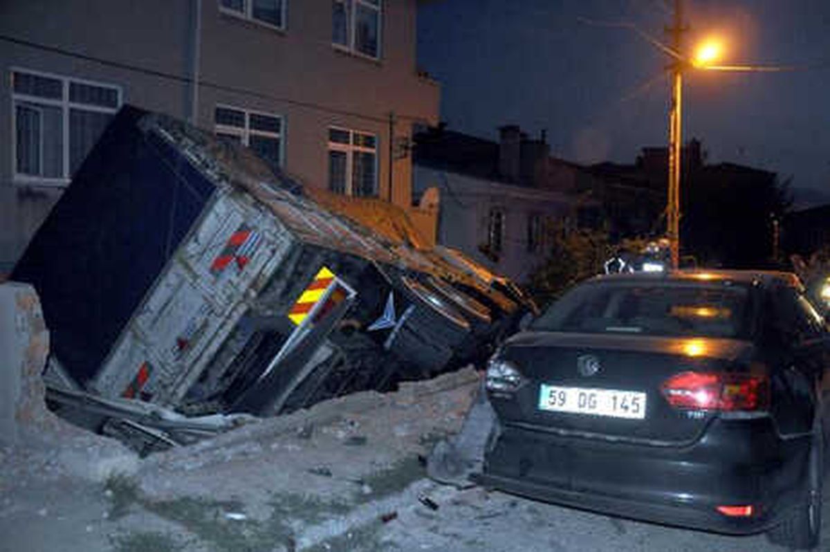 Freni Boşalan Kamyon Evin Bahçesine Devrildi