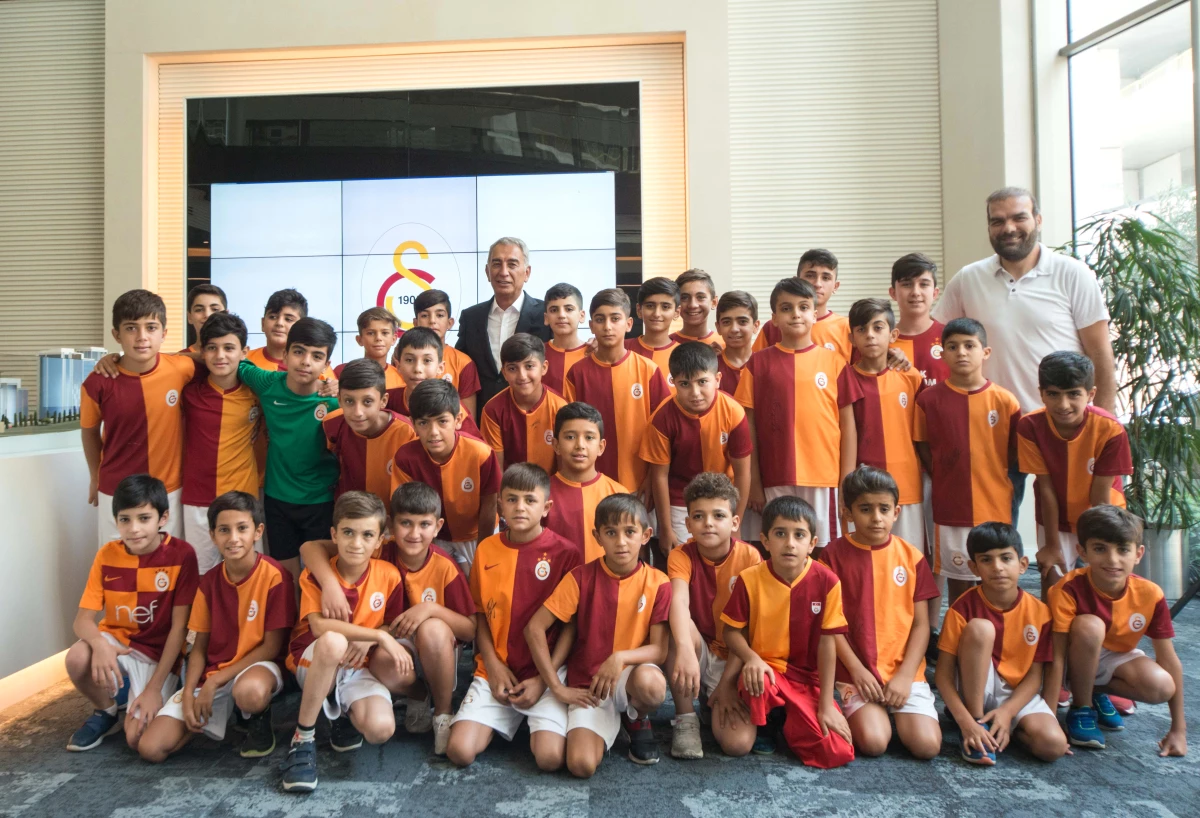 Galatasaraylı Öğrencilerden, Adnan Polat\'a Anlamlı Ziyaret