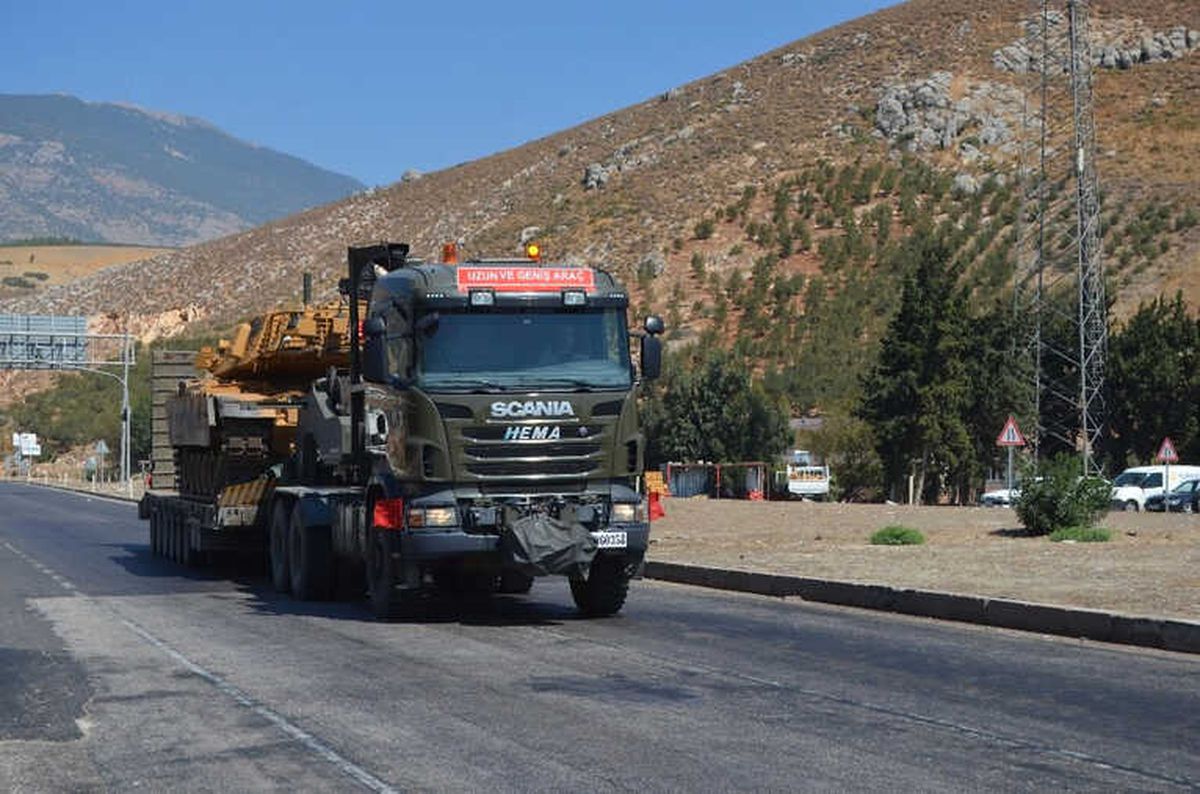 Hatay\'da Askeri Sevkiyat Devam Ediyor