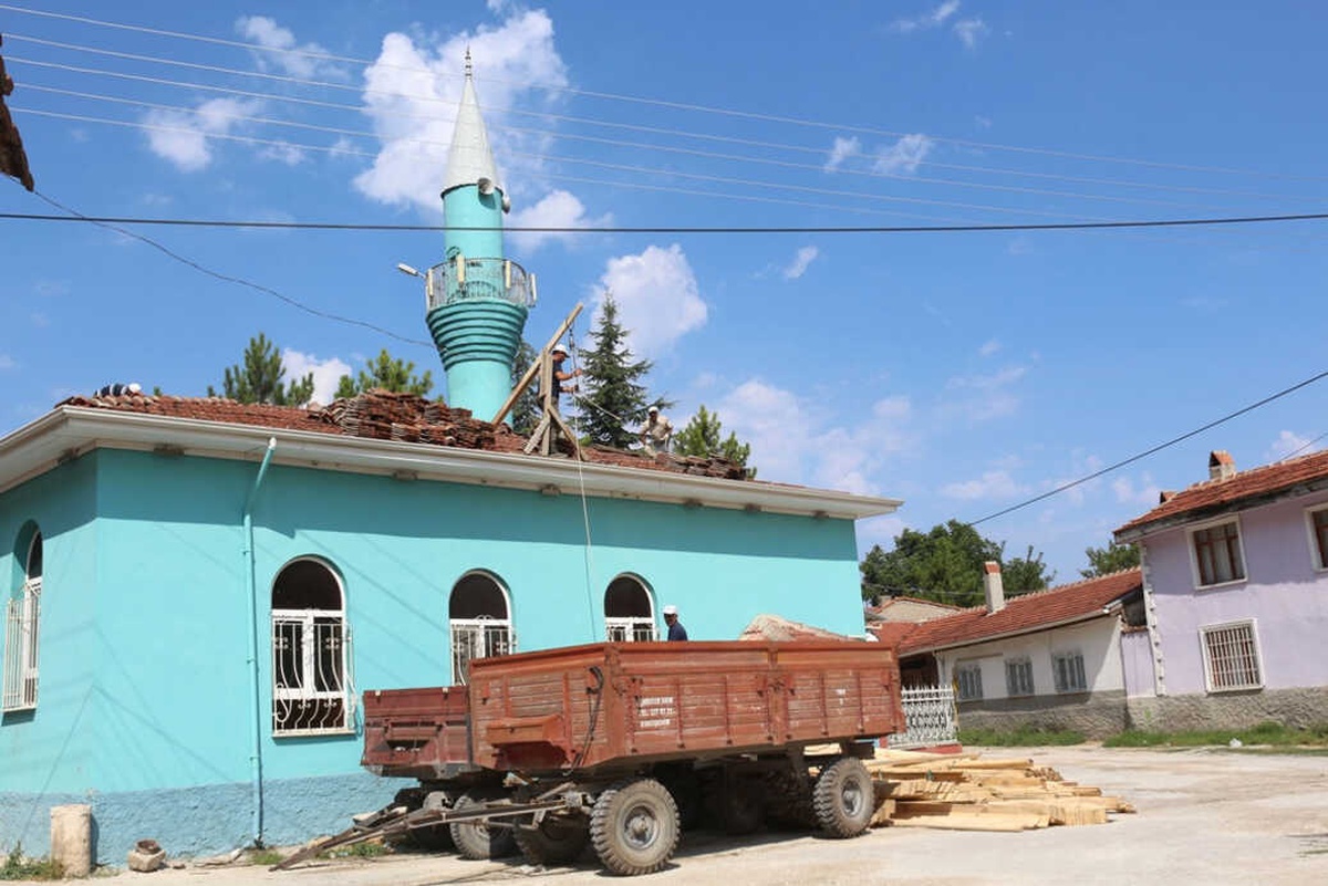 İnönü Belediyesi Orta Mahalle Camisinin Çatısını Onardı