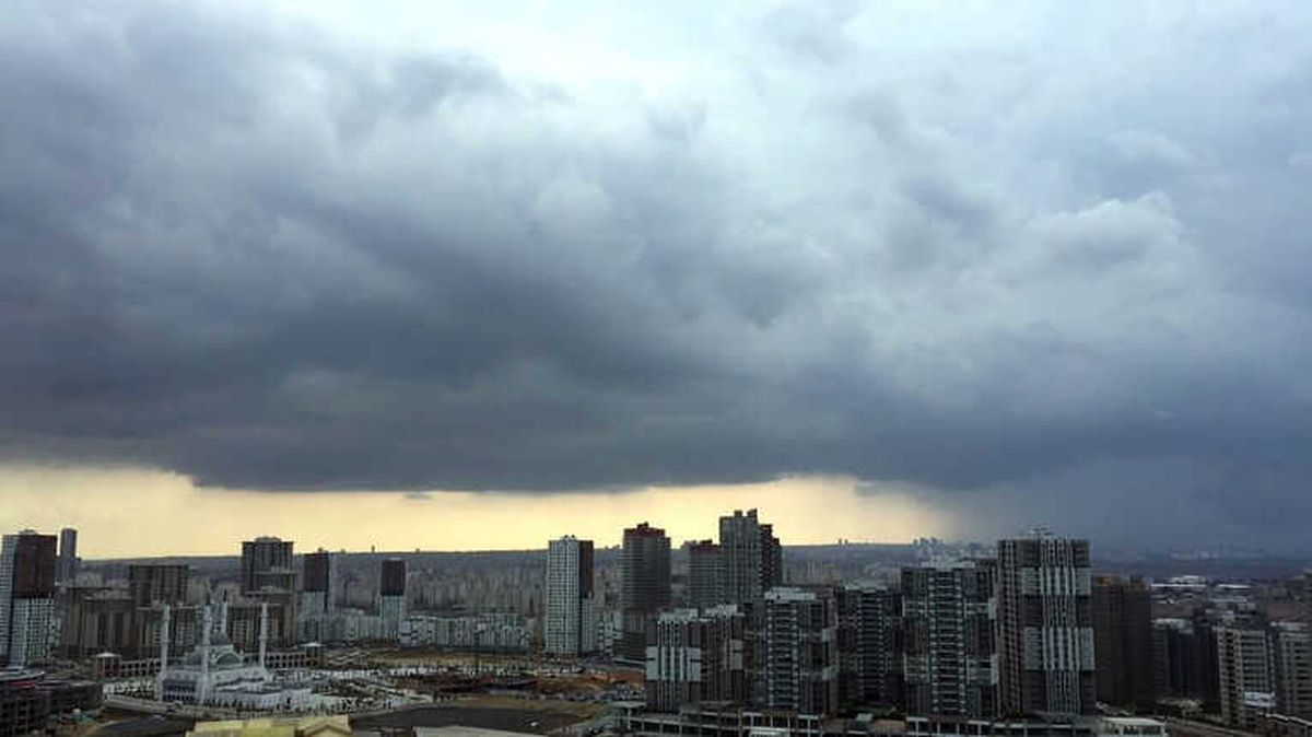 İstanbul\'da Kara Bulutların Şehre Yağmuru Bıraktığı Anlar Kamerada