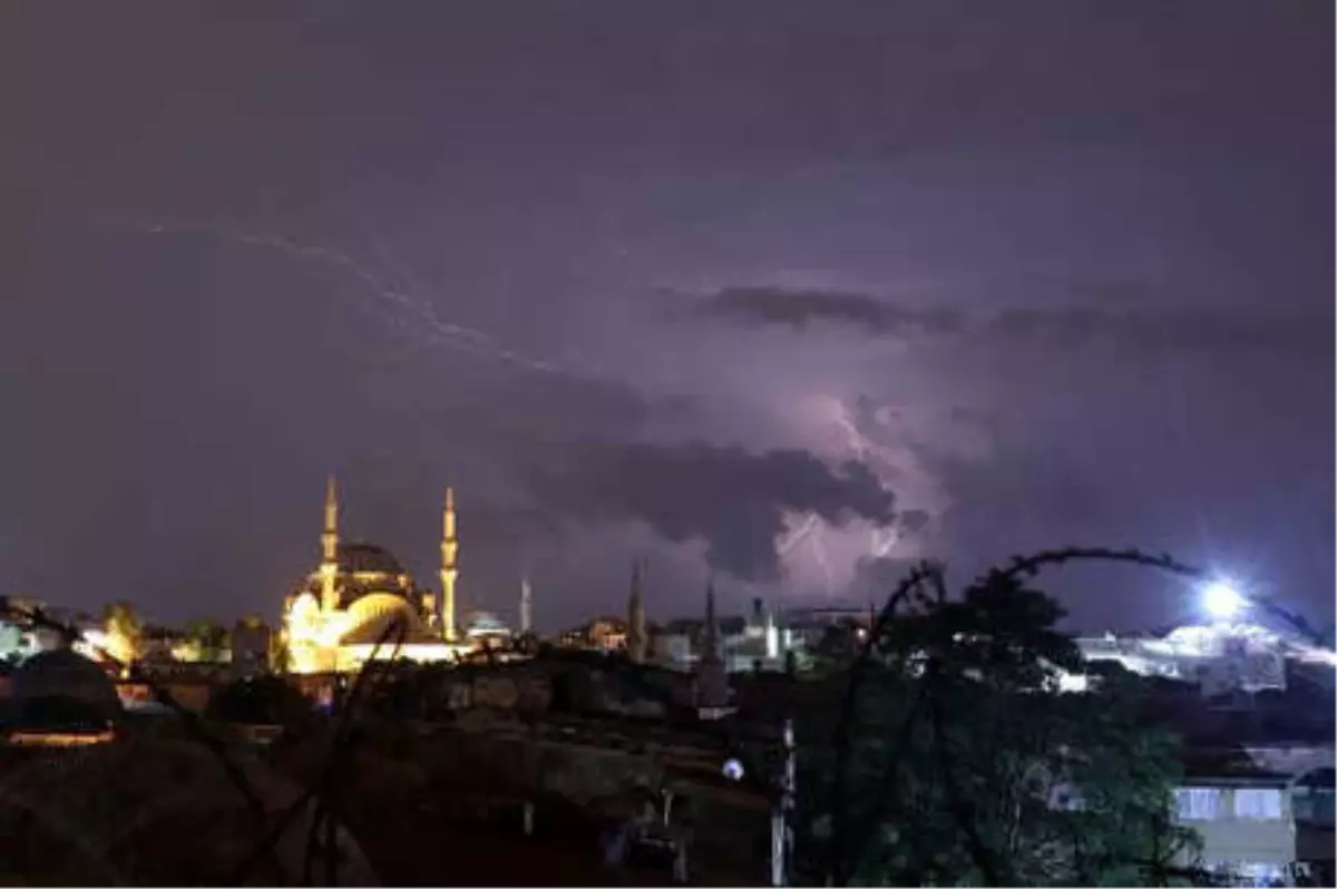 İstanbul\'da Şimşekli Gece