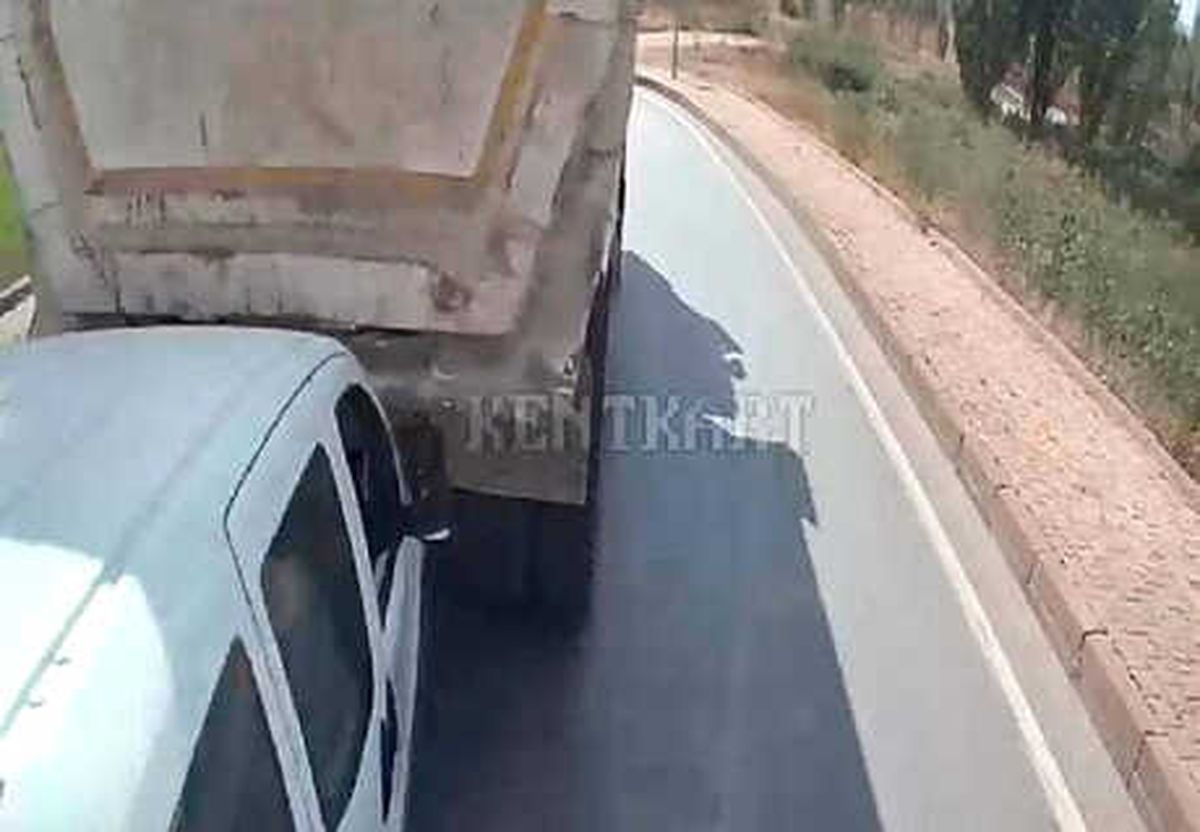Kamyonun Hafif Ticari Araca Çarpma Anı Kamerada