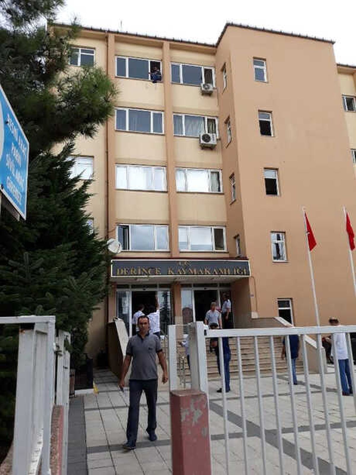Kaymakamlıkta Pencereye Çıkıp İntihar Girişiminde Bulundu