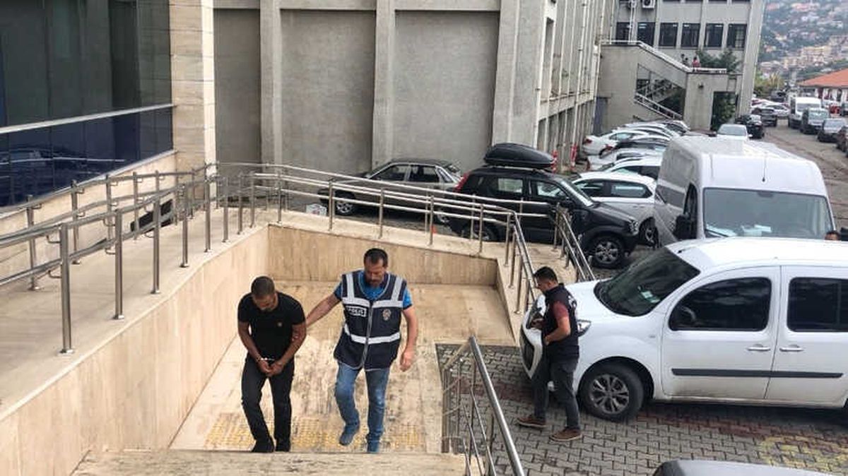 Kendini Polis ve Savcı Diye Tanıtan Dolandırıcı Suçüstü Yakalandı