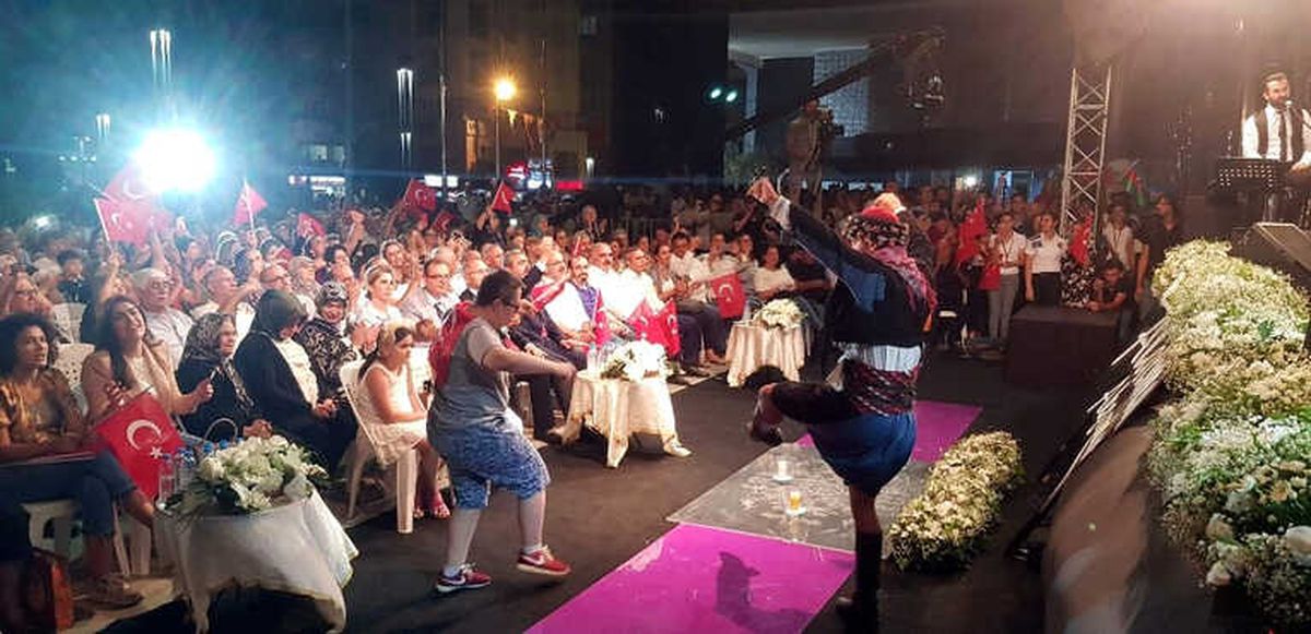 Kurtuluş Kutlamalarına Atlı Efeler ve TRT Sanatçıları Damga Vurdu