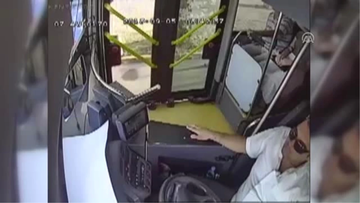 Otobüsü Durdurup Görme Engelliye Yardım Etti