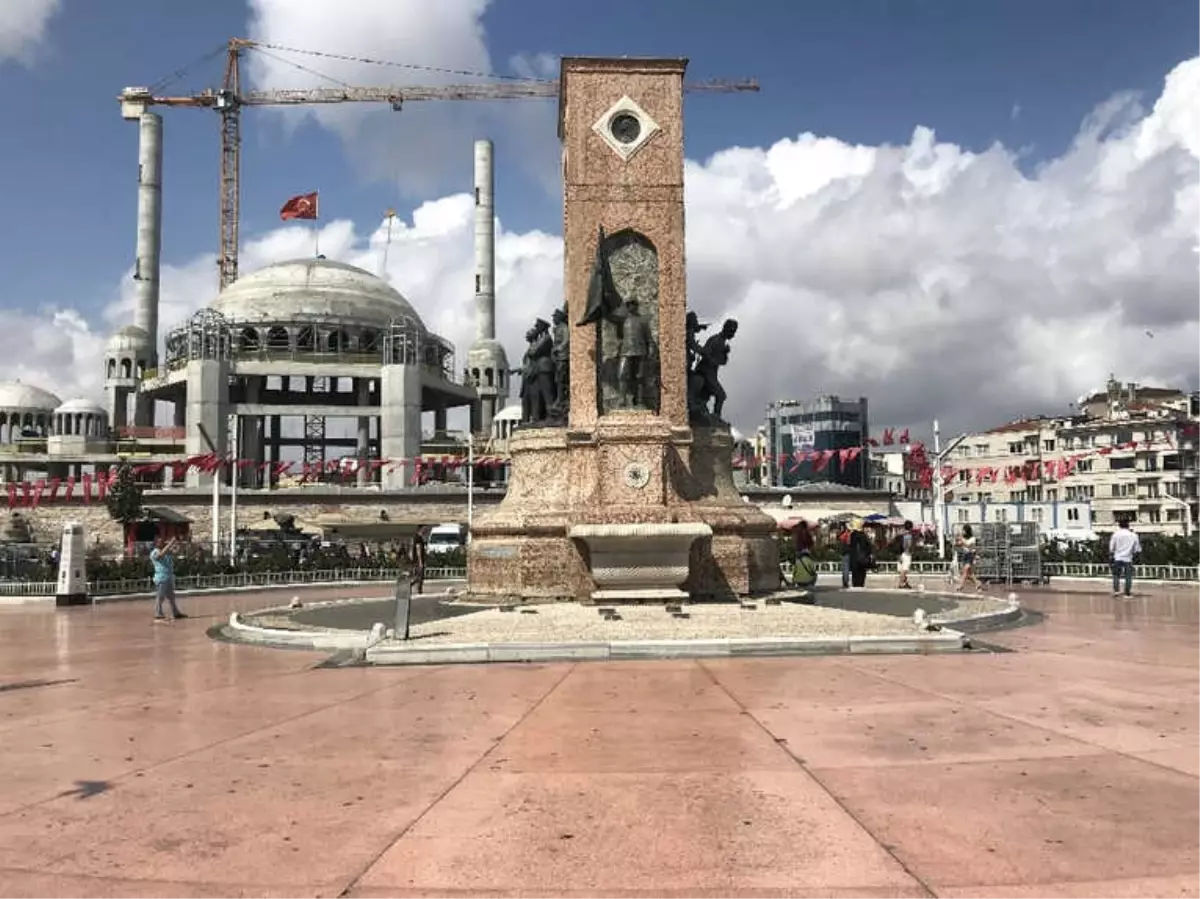 Taksim Cumhuriyet Anıtı\'na Büyük Ayıp