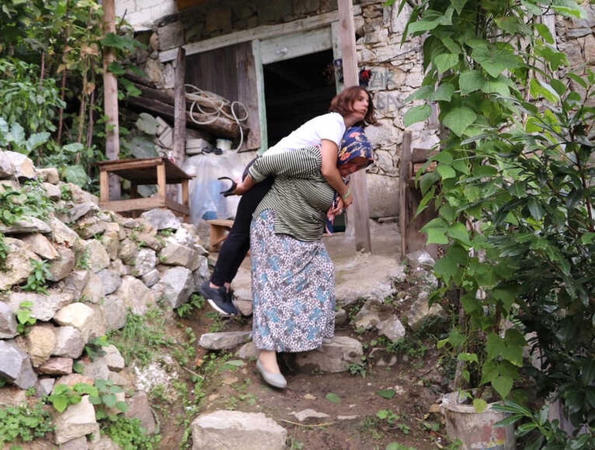 Rize\'de Yol Olmadığı İçin Sırtta Taşınarak Evine Ulaşan Ms Hastasına Vatandaşlardan Destek