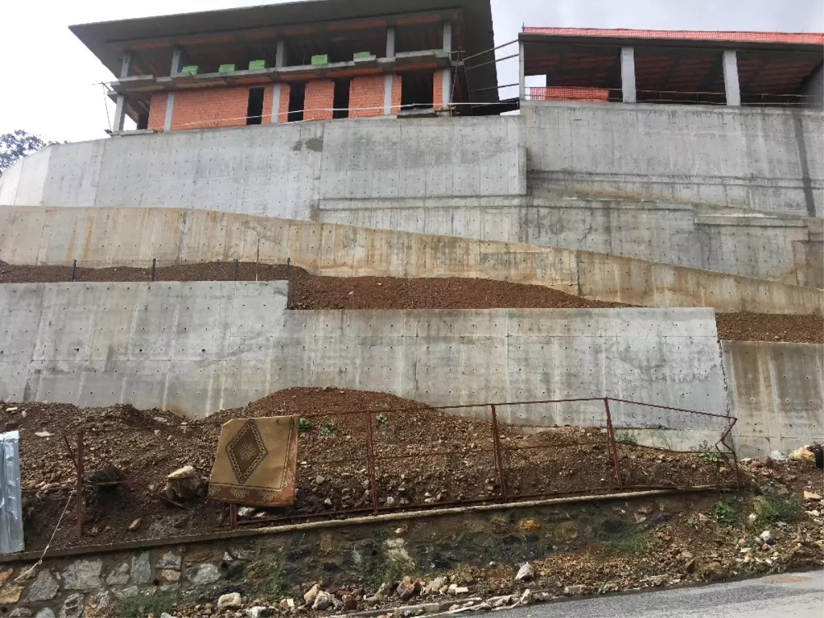 Sağanak Yağış Toprak Kaymasına Neden Oldu, Tünel Trafiği Aksadı