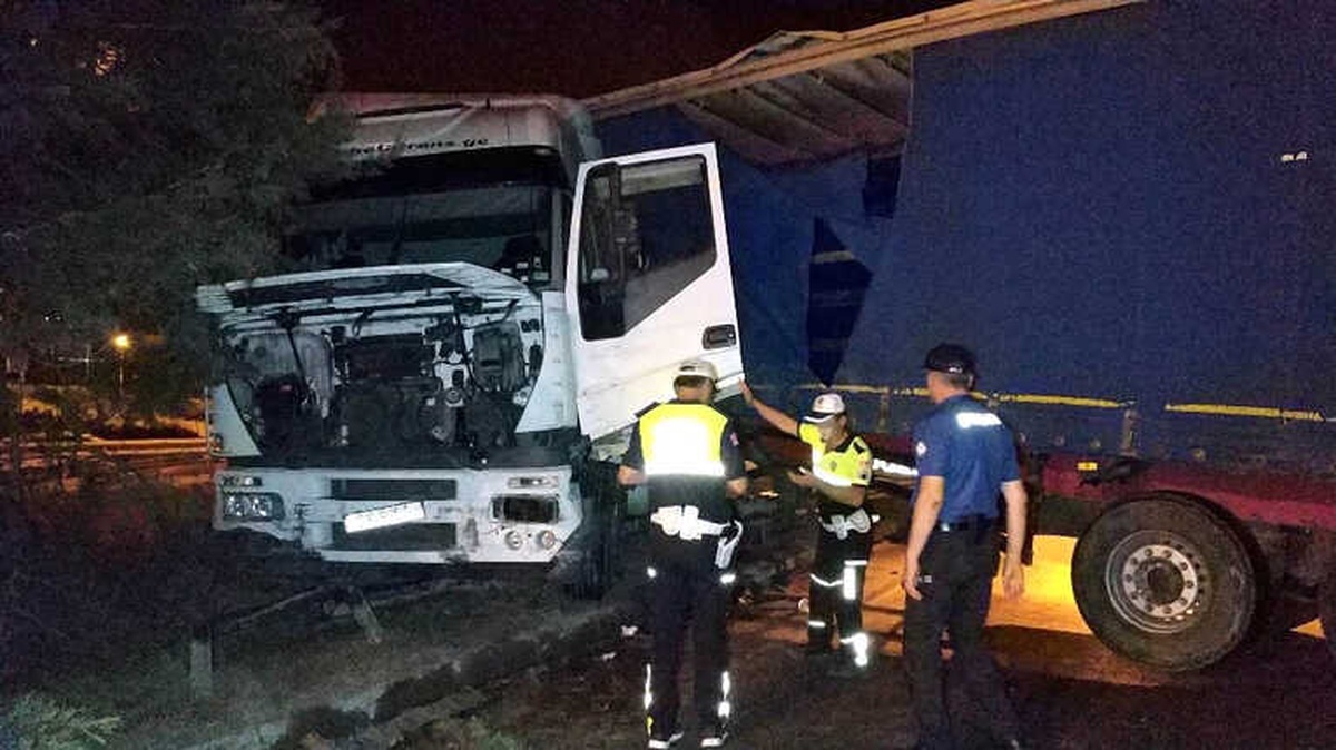Samsun\'da Tır Bariyerlere Çarptı: 1 Yaralı
