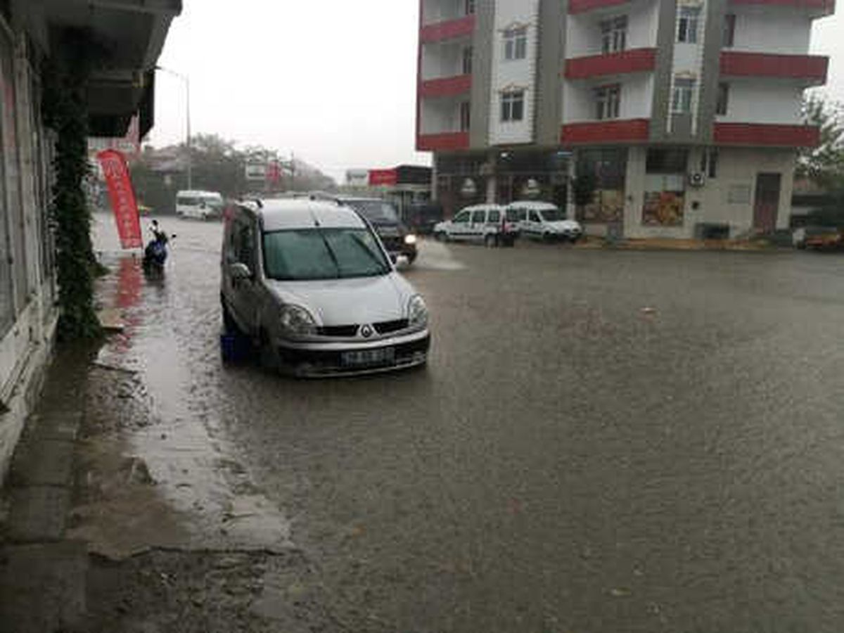 Samsun ve Çorum\'da Sağanak; Yollar Göle Döndü