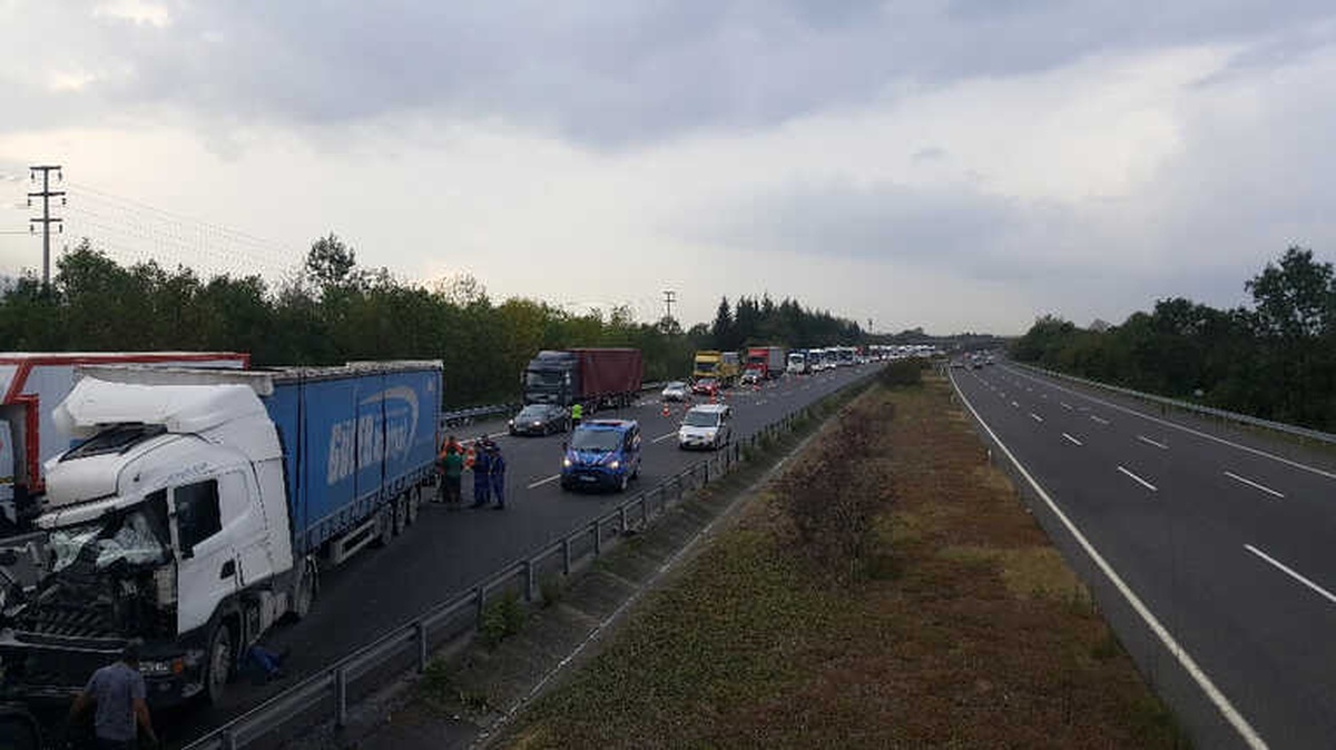 Tem\'de 2 Tır Çarpıştı, Kilometrelerce Kuyruk Oluştu