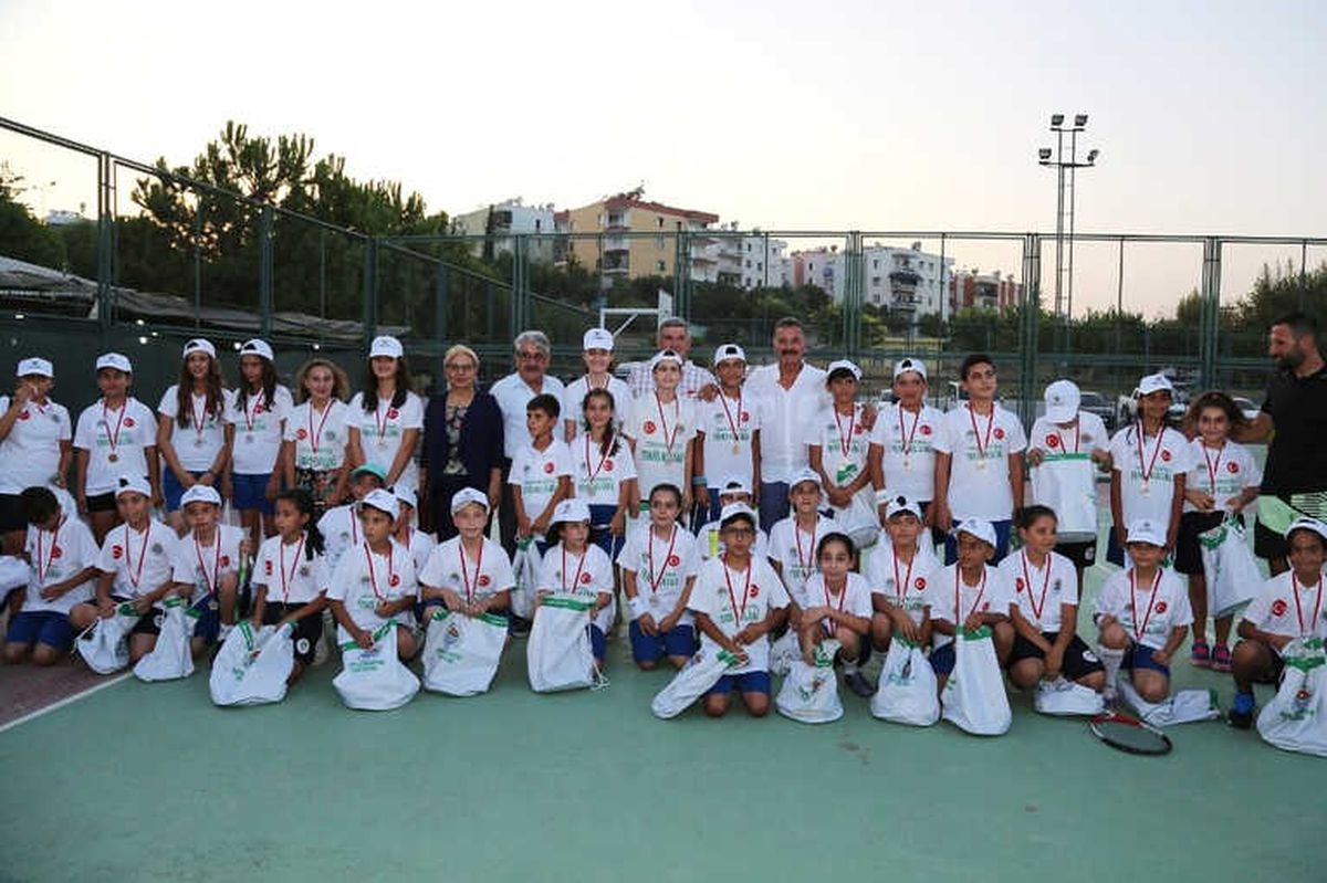 Toroslar\'da Tenis Turnuvasının Ödülleri Sahiplerini Buldu