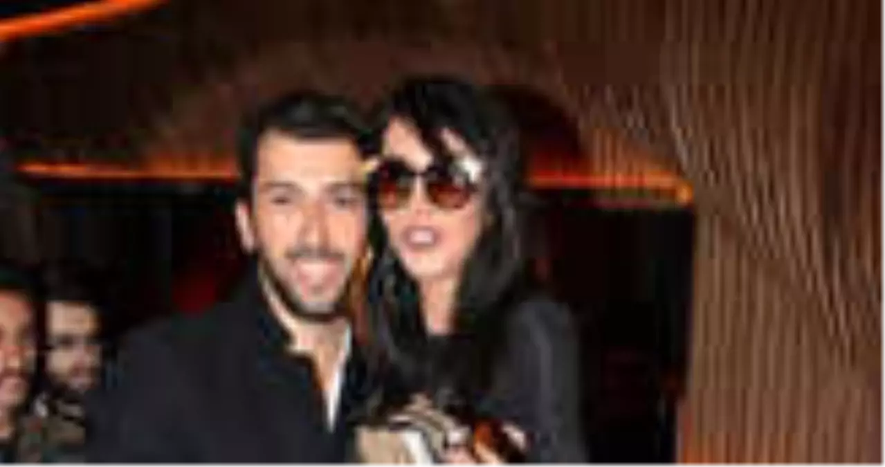 Hande Yener\'in Sözlü Tacize Uğradığını Duyan Oğluyla Yolcu Arasında Yumruklu Kavga Çıktı