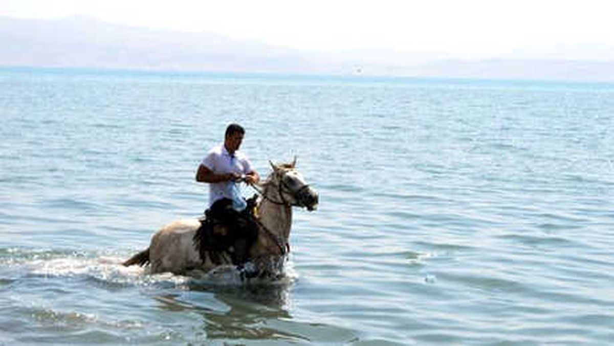 Van Gölü\'ne Atıyla Girip, Çöp Topladı