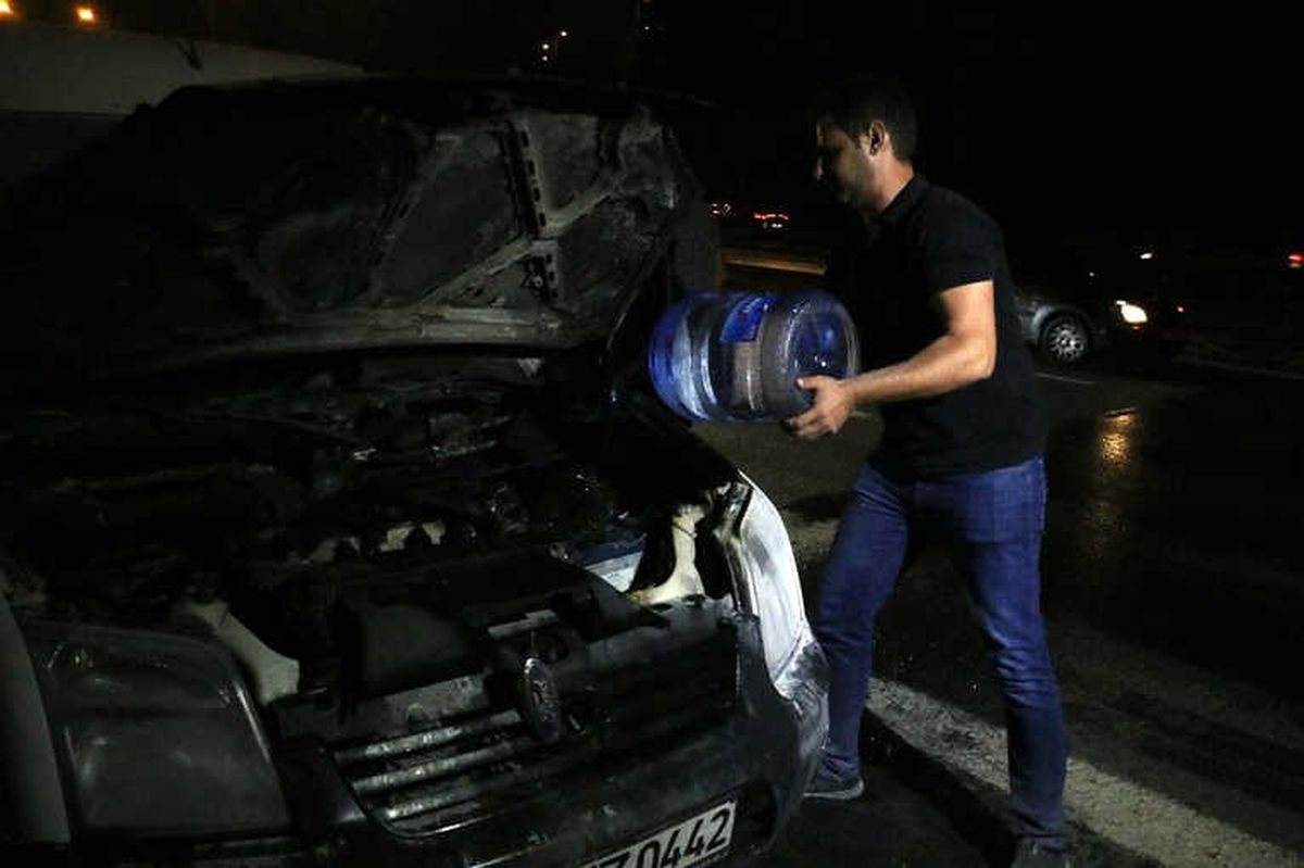 Yanan Aracı Damacana Su ile Söndürdüler