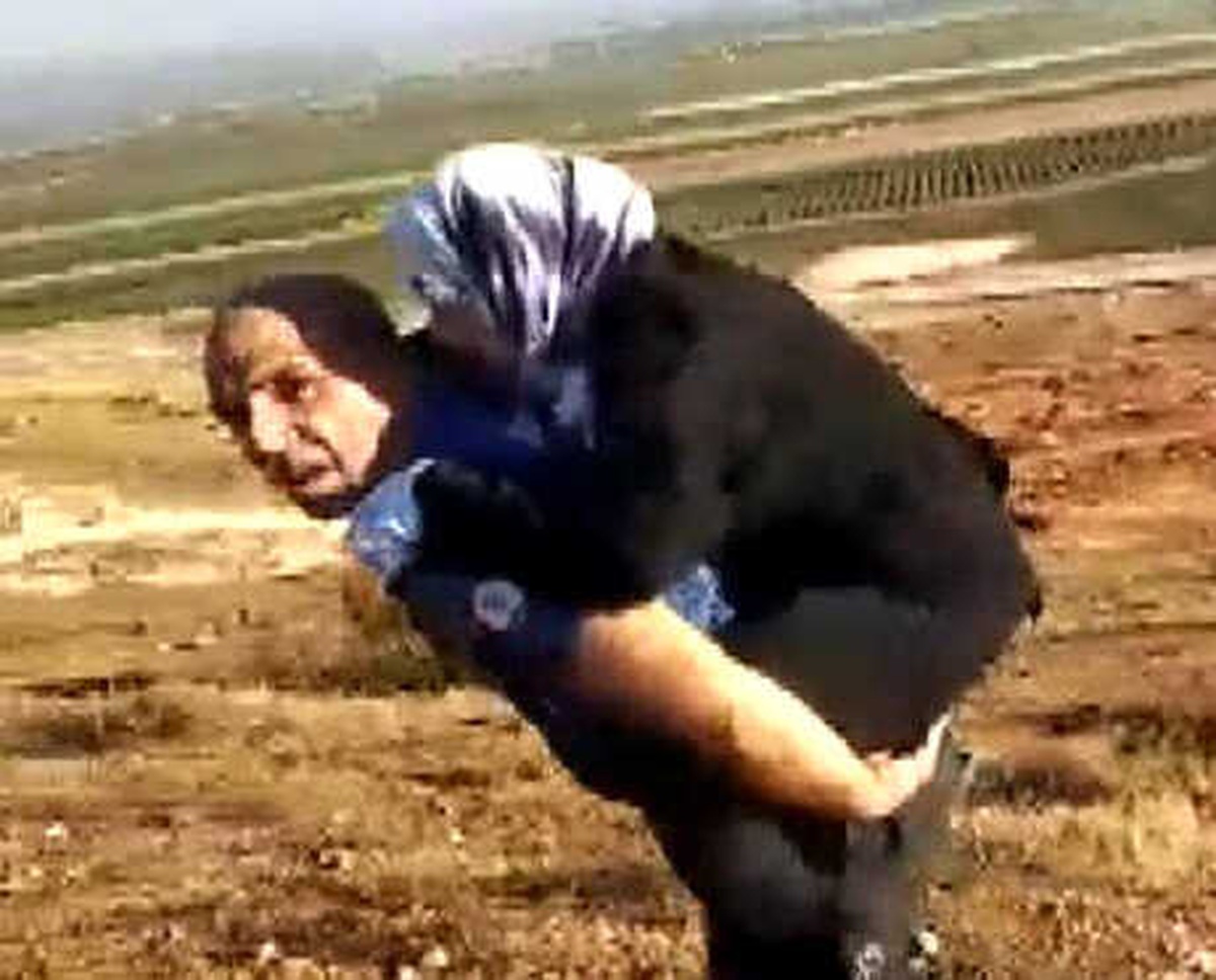 Yaralı Suriyeli Kadını Sırtında Taşıyan Polis: Görevimizi Yaptık