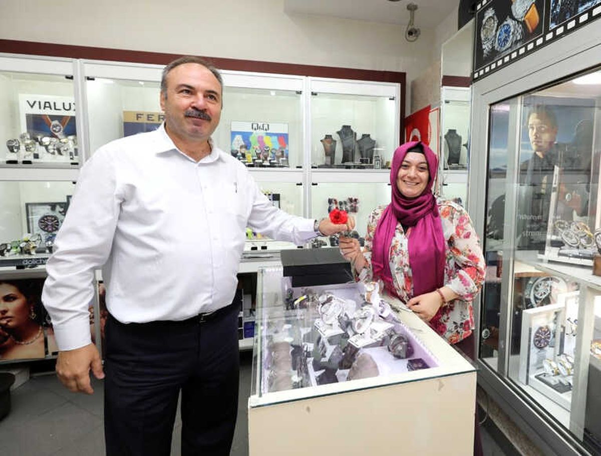Zabıta, Esnafa Karanfil Dağıttı